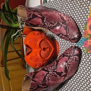 Super EUC 😍 ANTHROPOLOGIE 😍 🐍 Red/Black SNAKE Embossed LEATHER 👢booties sz 9